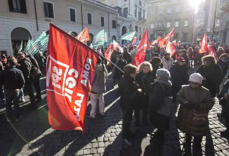 pensionati in piazza contro la manovra 23