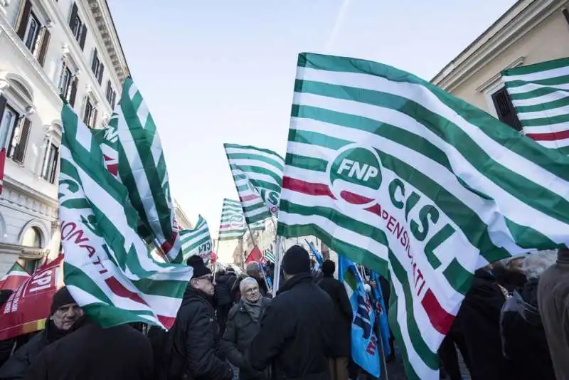 pensionati in piazza contro la manovra 6