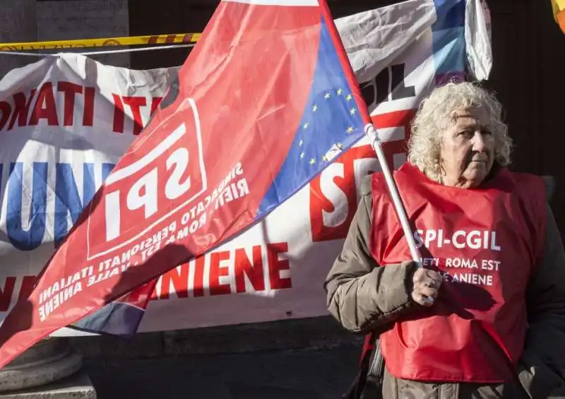 pensionati in piazza contro la manovra 8