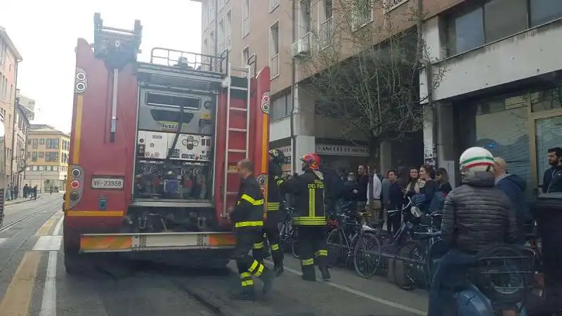 ragazza si da' fuoco come il padre 1