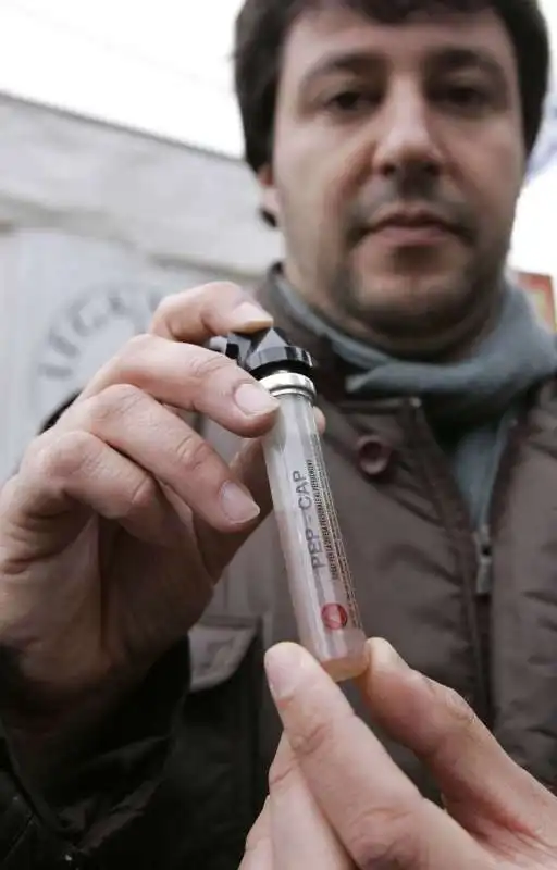 SALVINI CON LO SPRAY AL PEPERONCINO