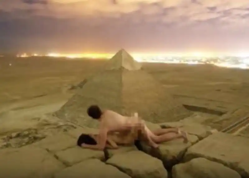 SESSO SULLA PIRAMIDE DI CHEOPE IN EGITTO