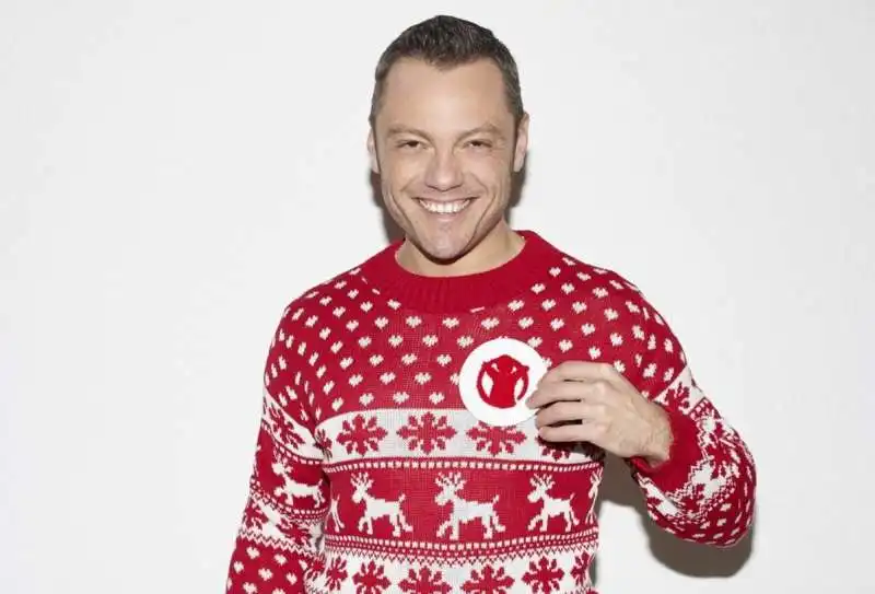 tiziano ferro con il maglione di natale