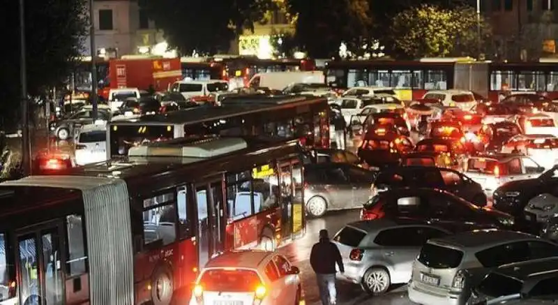 traffico paralizzato a roma 