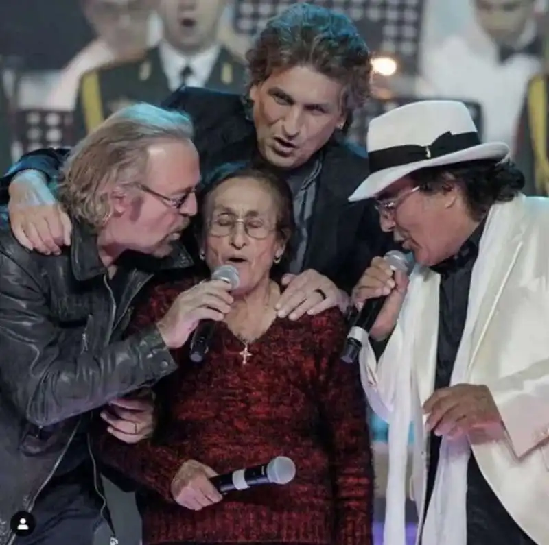 al bano carrisi con la mamma jolanda, umberto tozzi e toto cutugno