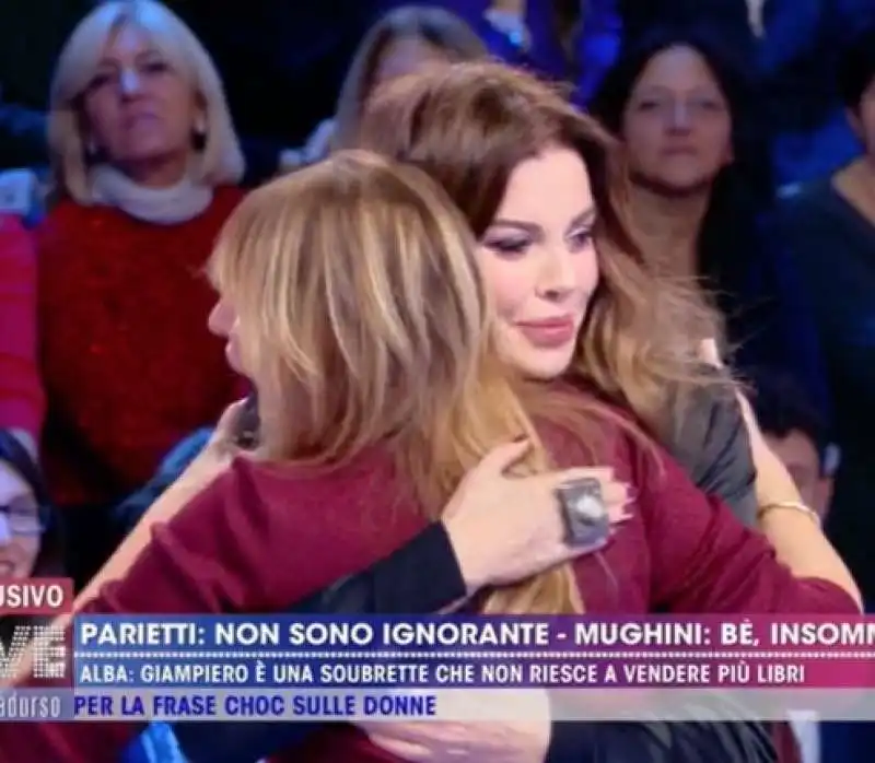 alba parietti abbraccia alessandra mussolini