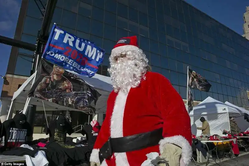 babbo natale al comizio di trump in michigan