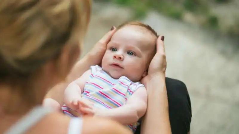 bambino in braccio alla madre