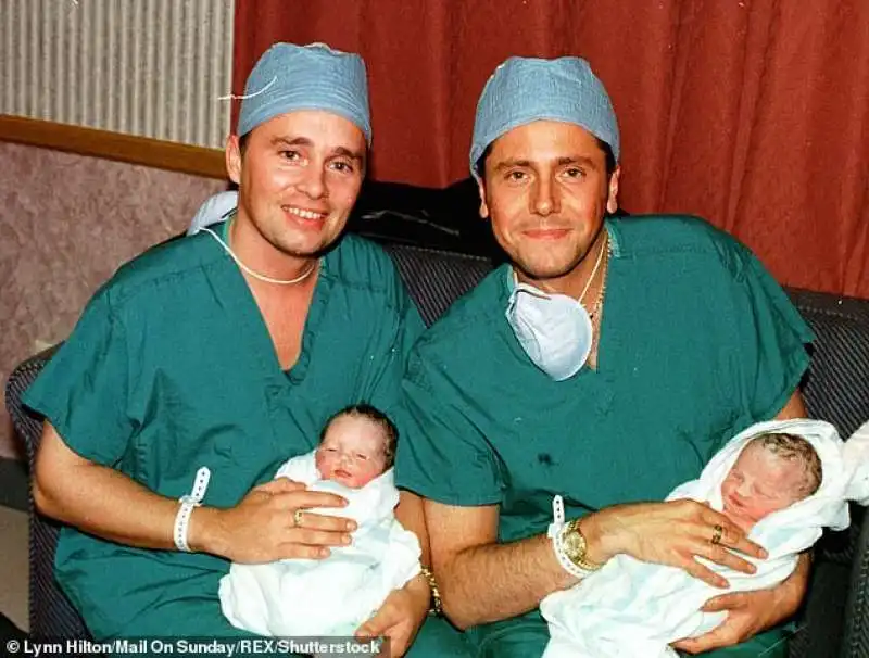 barrie drewitt e tony barlow con i loro figli nel 1999