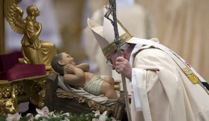 Bergoglio sosta davanti al presepe