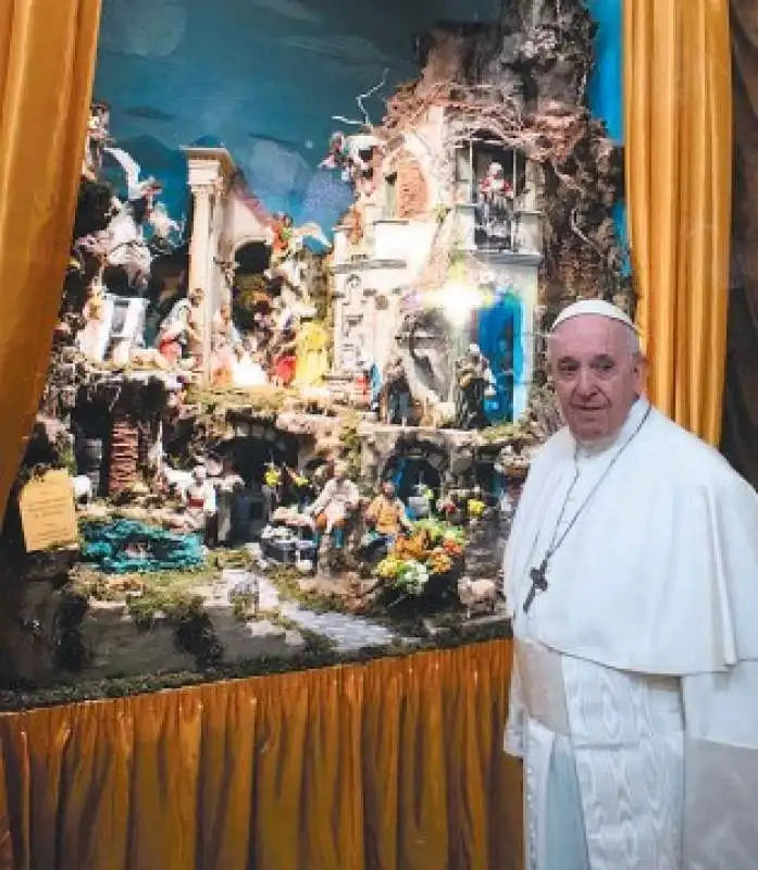 Bergoglio sosta davanti al presepe