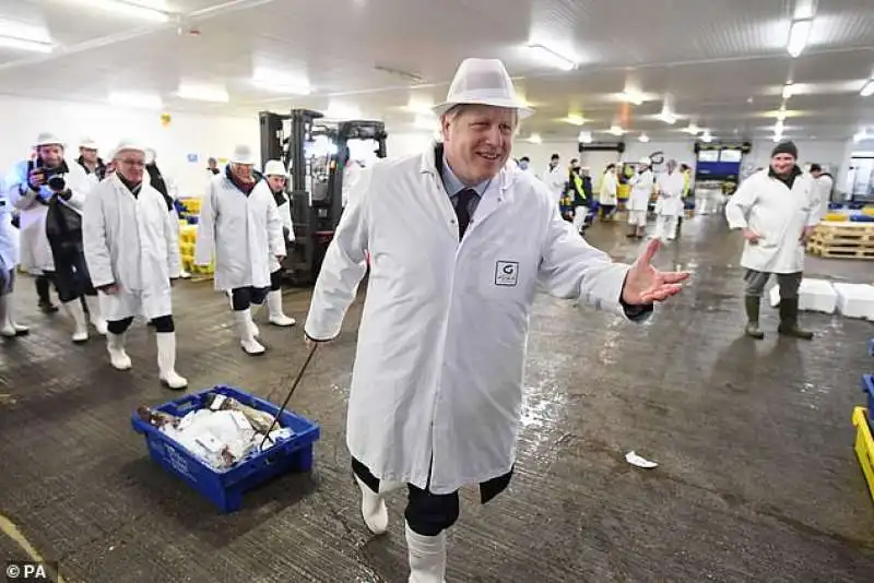 boris johnson al mercato del pesce di grimsby 2