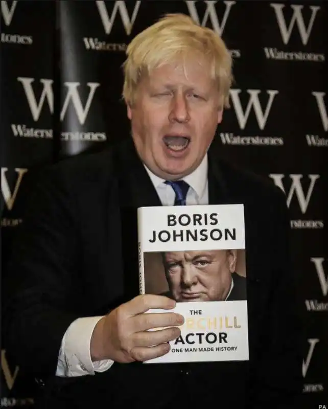 boris johnson con la sua biografia di winston churchill