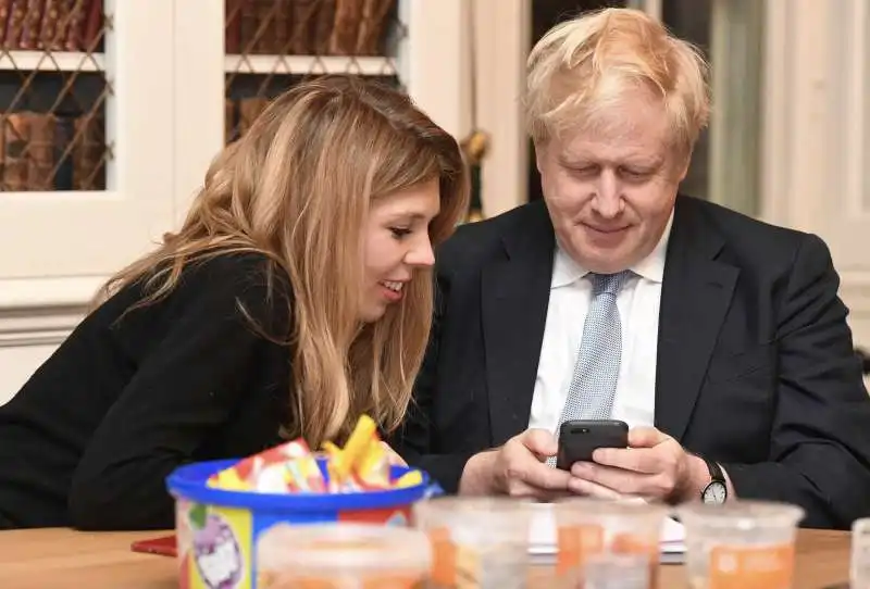 boris johnson e la fidanzata carrie symonds sorridenti per i risultati delle elezioni