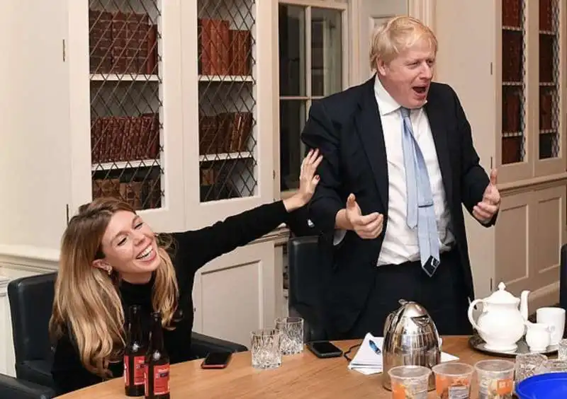 boris johnson scatenato dopo la vittoria con carrie symonds