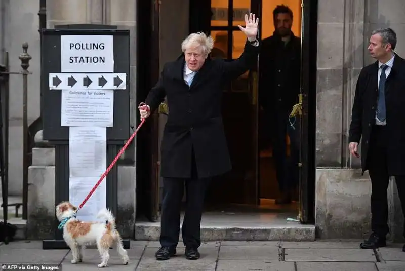 boris johnson va a votare con il cane