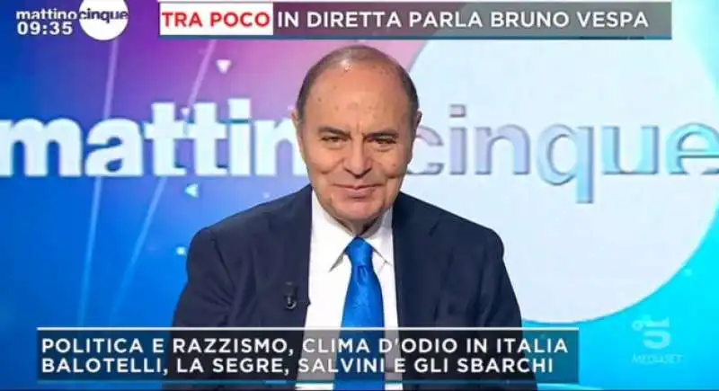 bruno vespa a mattino cinque per presentare il suo libro