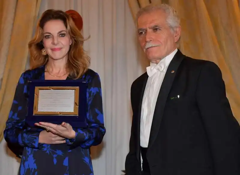 claudia gerini premiata da ernesto carpintieri  foto di bacco