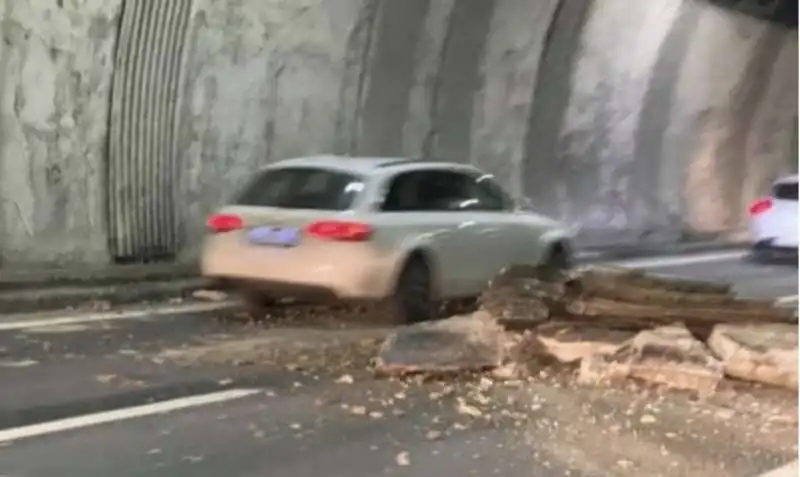 crollo del soffitto di una galleria sulla a26