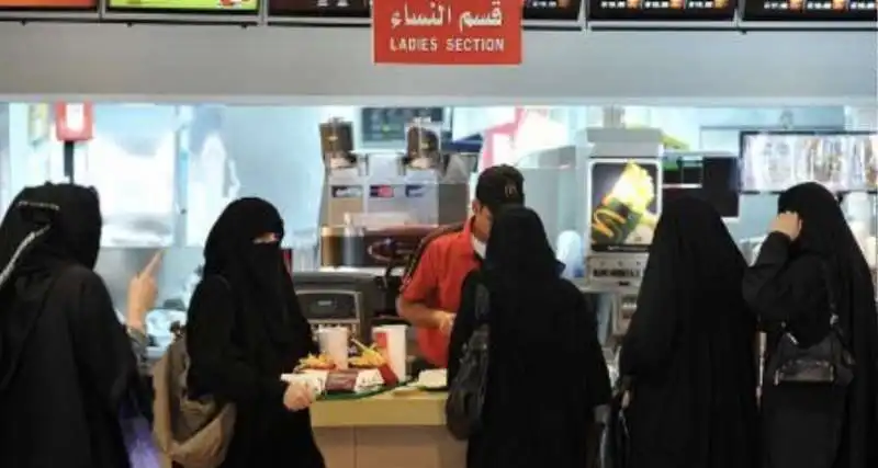 donne al ristorante in arabia saudita