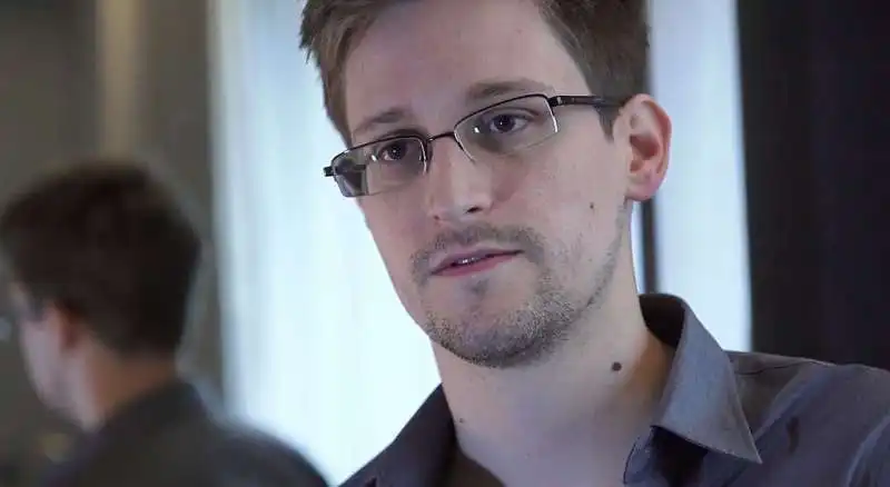 edward snowden durante un'intervista al guardian a hong kong