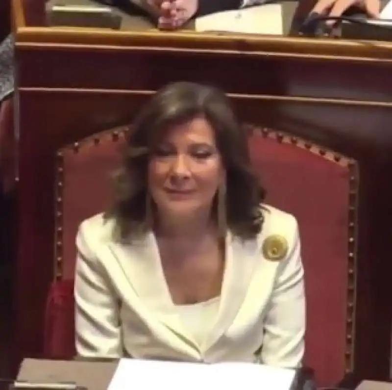 ELISABETTA CASELLATI ASCOLTA RAPITA AMEDEO MINGHI CHE CANTA VATTENE AMORE IN SENATO