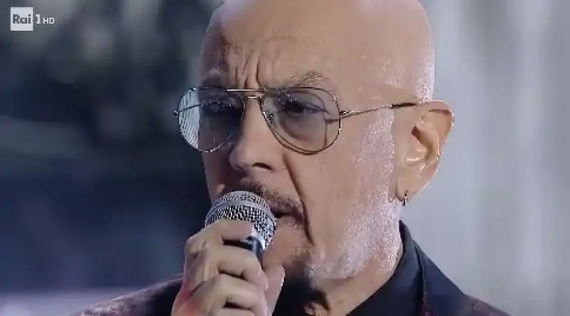 enrico ruggeri canta 'i gardini di marzo' 6