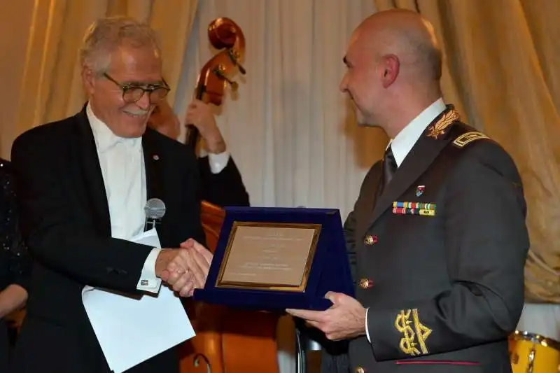 ernesto carpintieri premia mariano tusa  foto di bacco