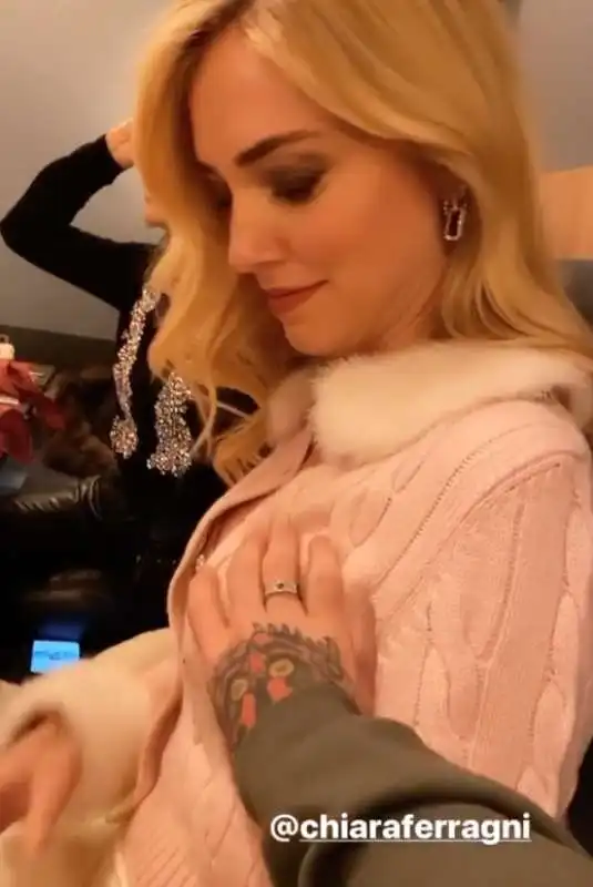 fedez tocca le tette di chiara ferragni in un ristorante 4