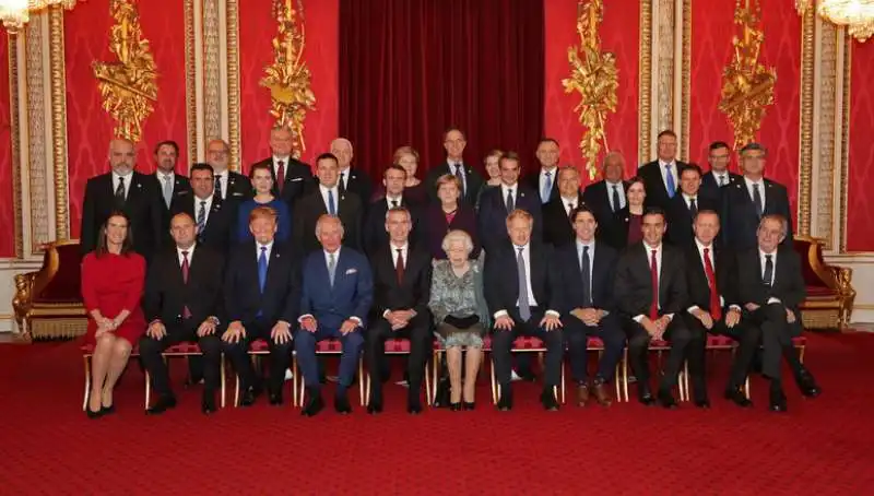 foto di gruppo a buckingham palace