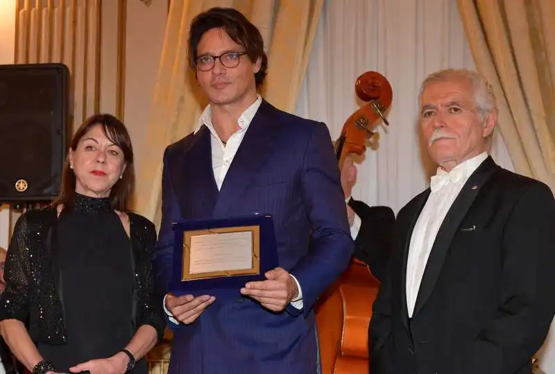 gabriel garko premiato da carmen seidel e ernesto carpintieri  foto di bacco