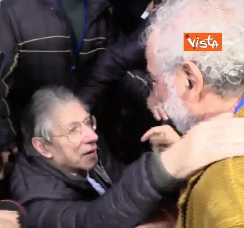 gad lerner saluta umberto bossi al congresso della lega 1