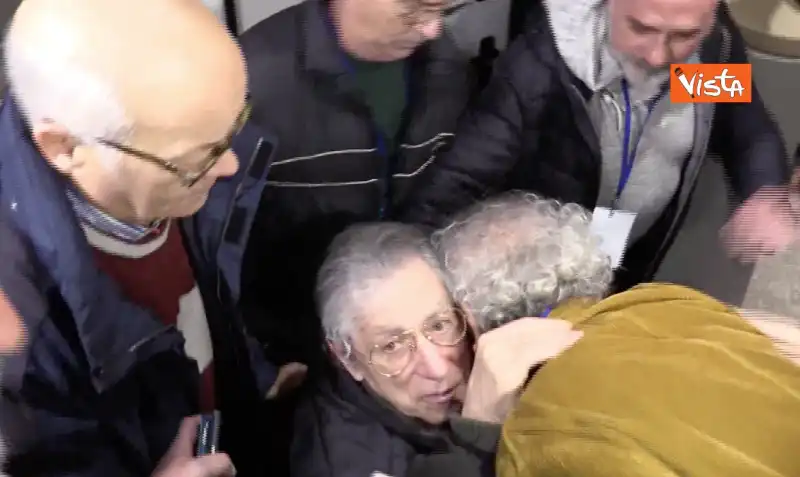 gad lerner saluta umberto bossi al congresso della lega