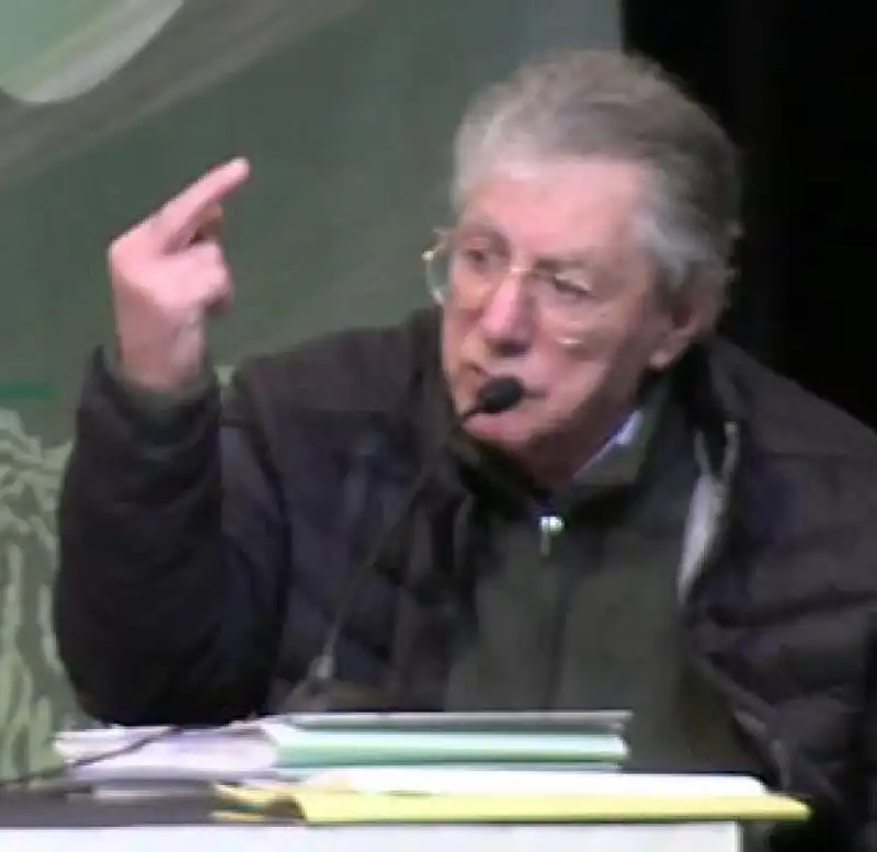 IL DITO MEDIO DI UMBERTO BOSSI AL CONGRESSO DELLA LEGA