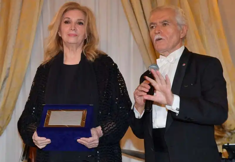 iva zanicchi premiata da ernesto carpintieri  foto di bacco