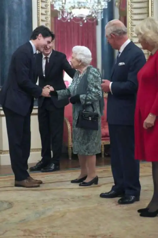 justin trudeau e la regina elisabetta