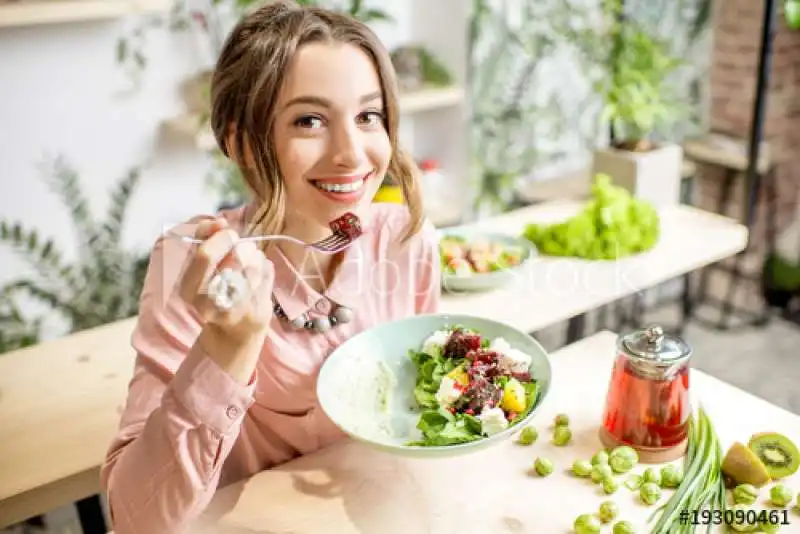 le donna mangiano piu' sano degli uomini