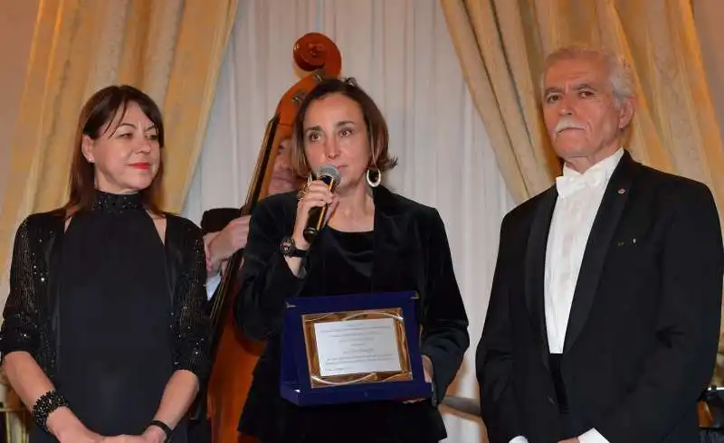 lucilla quaglia premiata da carmen seidel e ernesto carpintieri  foto di bacco