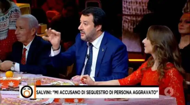 matteo  salvini a tavola a fuori dal coro