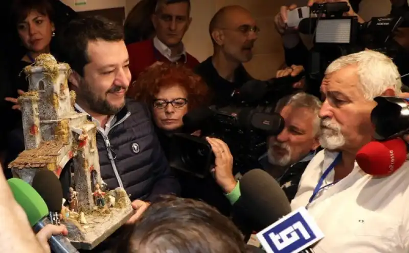 matteo salvini con il presepe al congresso della lega 2