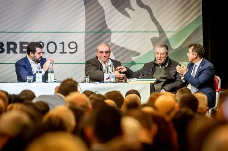 matteo salvini e umberto bossi al congresso della lega 