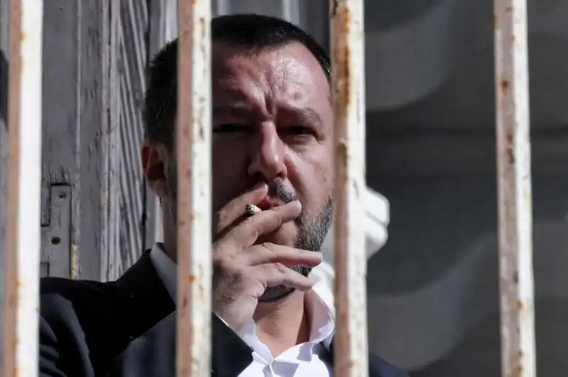 MATTEO SALVINI FUMA UNA SIGARETTA 1