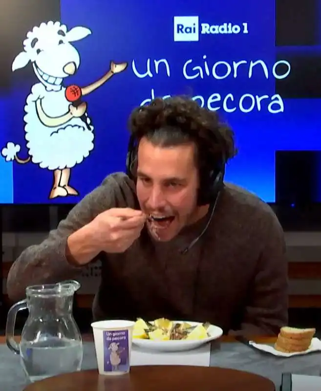 MATTIA SANTORI MANGIA SARDINE A UN GIORNO DA PECORA 1