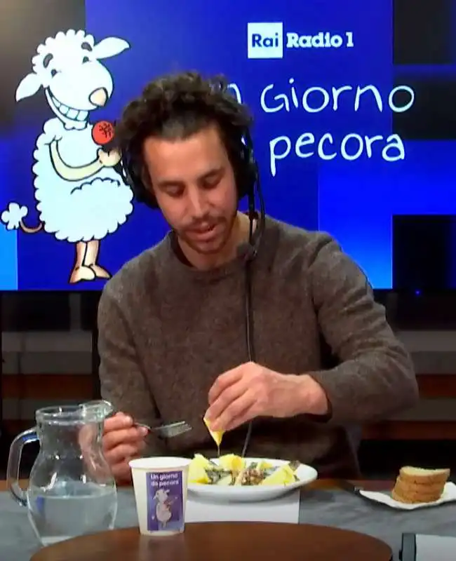 MATTIA SANTORI MANGIA SARDINE A UN GIORNO DA PECORA