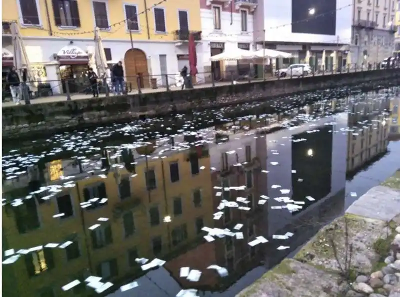 milano, banconote da 100 euro sui navigli 1