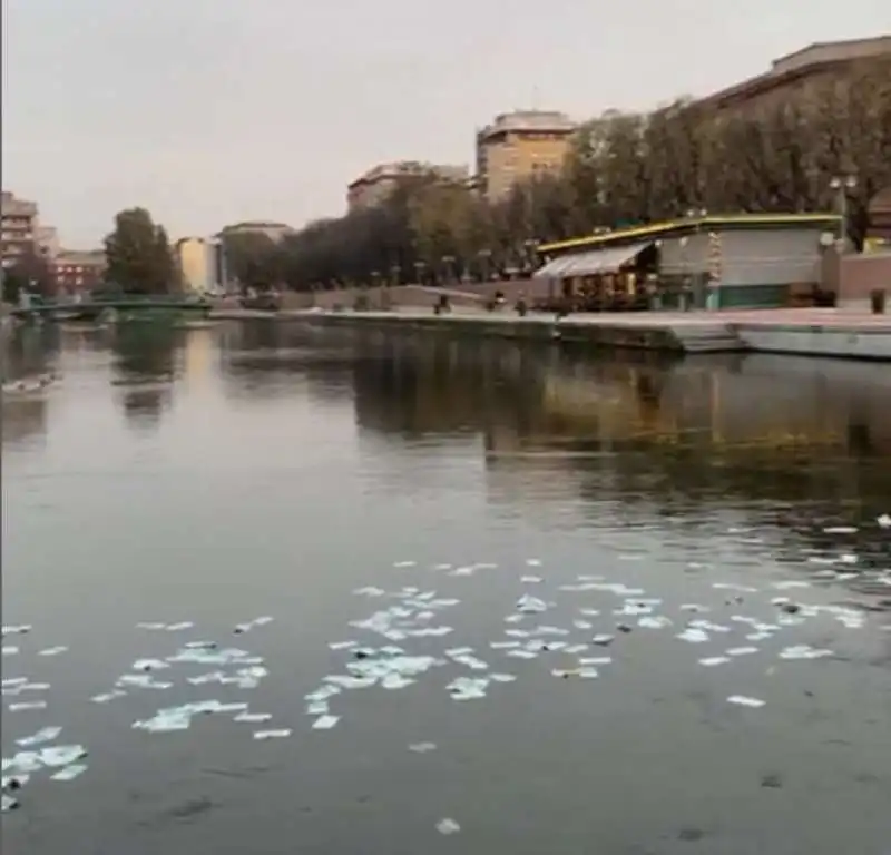 milano, banconote da 100 euro sui navigli 5