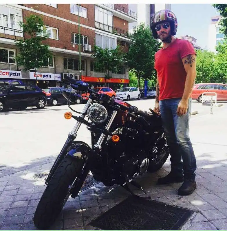 nek con la sua harley davidson