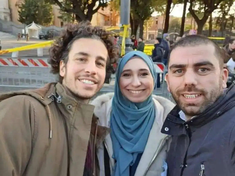 nibras asfa con il marito sulaiman hijazi e mattia santori