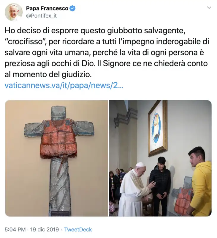 papa francesco e il crocifisso salvagente 3