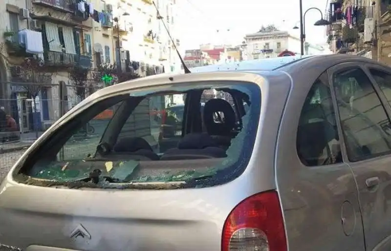 petardo contro l'auto a napoli